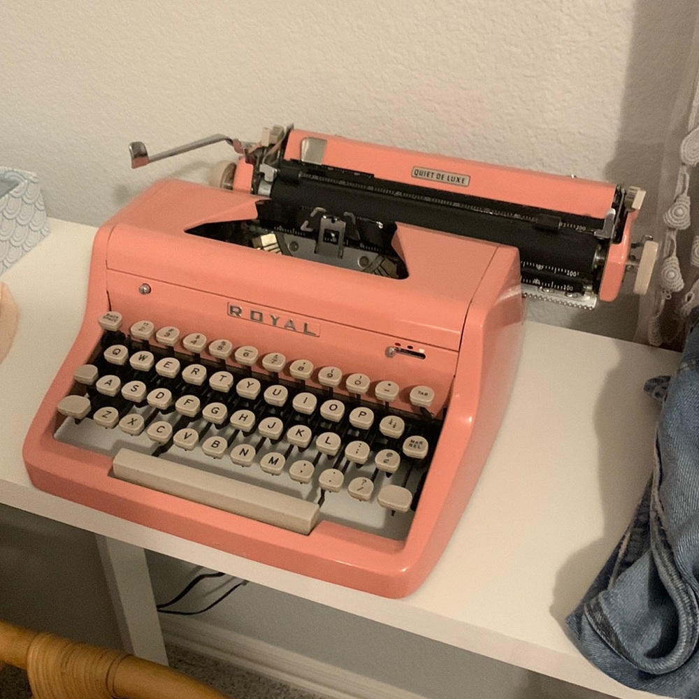 Vintage Royal Deluxe, pink typewriter